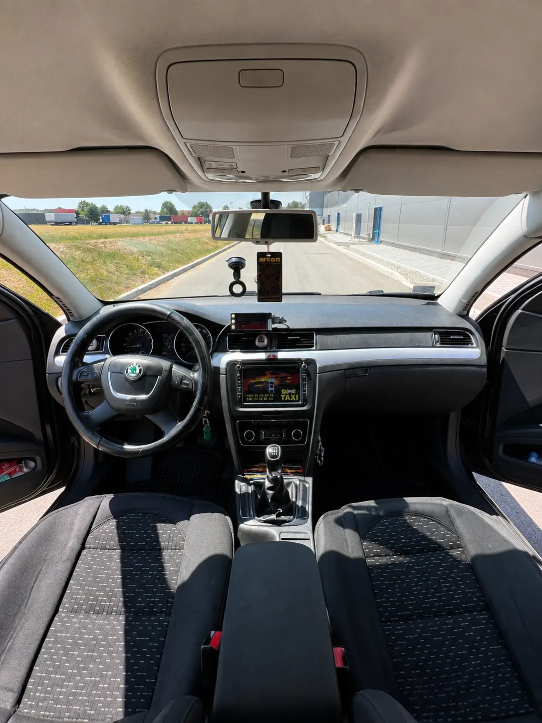 Uredna unutrašnjost taxi vozila sa klimom i čistim sedištima